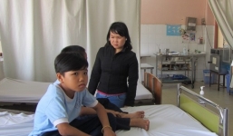 Gần 100 học sinh tiểu học nhập viện vì ngộ độc thực phẩm