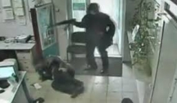 Nhớ trại giam, cựu tù cướp ngân hàng để được trở lại song sắt