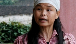 Người mẹ tâm thần nhặt xác động vật thối nấu cháo nuôi con