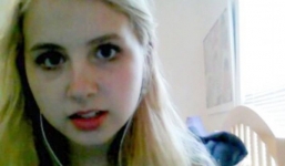 Nữ sinh xinh đẹp đăng clip lên mạng rồi tự vẫn