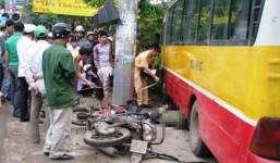 Xe buýt 'điên' gây tai nạn kinh hoàng, 2 người đứng chờ đèn đỏ chết thảm