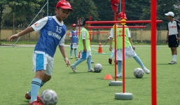 Cựu danh thủ bóng đá Việt tham gia trại hè bóng đá