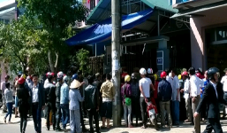 Nghi ngoại tình, một cảnh sát cơ động bị vợ đâm chết