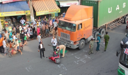 Chạy ngược chiều, một phụ nữ bị xe container cán chết