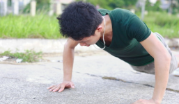 Clip: Mất xe máy vì chống đẩy giữa đường