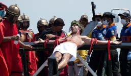 Rùng mình nghi thức đóng đinh người lên thánh giá tại Philippines