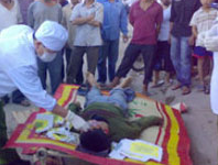 Bí ẩn thi thể 3 cha con bị đâm nhiều nhát trên giường