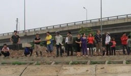 Hãi hùng phát hiện xác nổi trên hồ Linh Đàm