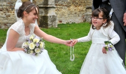 Cô phù dâu 4 tuổi gắn cả cuộc đời trên đôi chân người cha