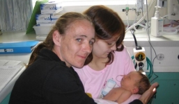 Anh trai ruột hãm hiếp đến mang thai khi mới 11 tuổi