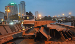 Hà Nội: Xe kéo rơ moóc lật ngang tại đường Lê Đức Thọ