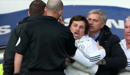Trợ lý của Mourinho nổi điên, lao vào “tẩn” trọng tài Mike Dean