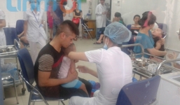 Dịch sởi: Đổ xô đưa trẻ đi tiêm miễn phí vắcxin sởi