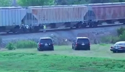 Đeo tai nghe nhạc qua đường ray, nam sinh bị tàu hỏa cán chết thảm