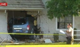 Đang ngủ say trên giường, nữ sinh 16 tuổi bị xe lao qua tường đâm chết