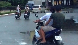 Vợ chồng chủ tiệm vàng bị cướp 15 cây vàng trên phố