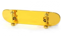 Ván trượt mạ vàng bóng loáng giá siêu đắt hơn 300 triệu đồng