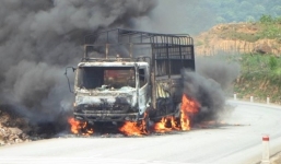 Quảng Bình: Xe tải đang chạy bỗng bốc cháy dữ dội