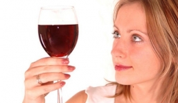 Những lợi ích bất ngờ của rượu vang đỏ đối với sức khoẻ