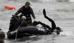 Chìm phà Hàn Quốc: Hàng trăm thợ lặn 'đặt cược' mạng sống tìm kiếm người mất tích