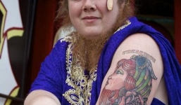 Choáng với người phụ nữ có bộ râu dài gần 30 cm