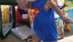 Rớt nước mắt hình ảnh cậu bé mang tứ chi khổng lồ