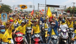 Hàng ngàn CĐV SLNA diễu hành “đại náo” Bình Dương