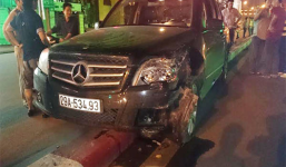 Xe Mercedes húc đổ biển báo, lao 40 m trên dải phân cách