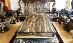 Đại gia chi 1,5 tỉ mua bộ bàn ghế mun hoa nghìn tuổi