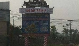 'Xế hộp' bẹp dúm đầu nằm trên biển cảnh báo tai nạn giao thông