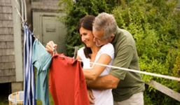 Bố chồng đòi ở cùng mẹ đẻ 