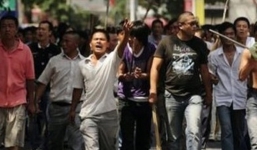 Gần chục côn đồ cầm mã tấu chém trọng thương 2 người