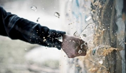 Con gái đánh chết mẹ đẻ bằng ấm đun nước