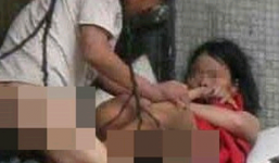 Đang làm trò đồi bại thì hoảng sợ bỏ chạy vì... bé gái trợn mắt