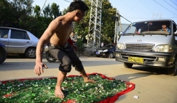 Dùng răng kéo xe nặng 3 tấn trên đường đầy mảnh chai