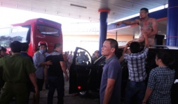 Tài xế khỏa thân cướp súng công an