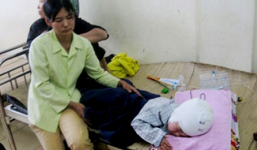 Mẹ từ chối 'quan hệ', con bị đánh 