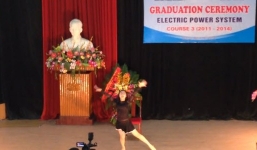 Nữ sinh ĐH Điện lực nhảy sexy trong lễ tốt nghiệp