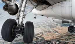 Du hành từ Mỹ sang Hawaii bằng cách đu bánh máy bay