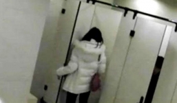 Nam sinh quay lén giáo viên trong nhà vệ sinh bị buộc thôi học