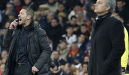 Mourinho và Simeone chơi trò tâm lý chiến, “người đặc biệt” vẫn cao tay