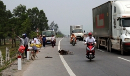 Ôtô đâm chết thiếu nữ rồi lao xuống ruộng