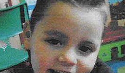 Chơi trò tẩm xăng lên người, bé 7 tuổi bùng cháy giữa đường