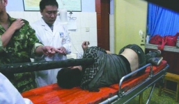 Thợ xây rơi 15 mét, xuyên người qua cột đèn sống sót kỳ diệu