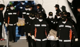 Thêm nhiều thi thể mắc kẹt trong phà Sewol, số người chết tăng lên 104