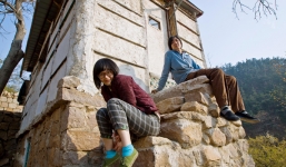 Cuộc sống 'nguyên thủy' của cặp vợ chồng 8x bỏ thành thị lên núi ở