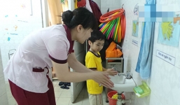 Sợ dịch sởi, cha mẹ cuống cuồng mua bảo hiểm cho con