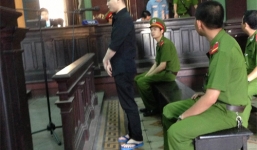 Tử hình kẻ dùng kéo đâm con nhiều nhát vì giận vợ