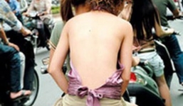 Nhức mắt những cô nàng 'quên' nội y, thả rông trên phố