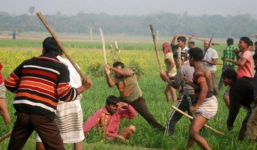 Clip: 2 thanh niên bị đánh hội đồng vì hành hung ông già xe ôm